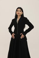 طقم بدلـة باللون الأسود بقصة كورسيه مع تنورة كلاسي...