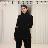 طقم بدلة بتصميم جاكيت مغلق من الجانب بقصة منحنية و...