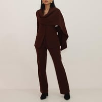 طقم بدلة بتصميم وشاح على الكتف باللون البني العميق...