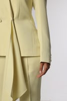 طقم بدلة بتصميم جاكيت مزدوج بذيل منسدل بلون الزبدة...