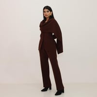 طقم بدلة بتصميم وشاح على الكتف باللون البني العميق...