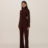 طقم بدلة بتصميم جاكيت مغلق من الجانب بقصة منحنية و...