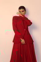 طقـم بدلة بلون السدو الأحمر بتصميم ياقة مفردة وأزر...