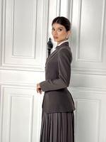 طقم بدلـة باللون الرمادي بقصة كورسيه مع تنورة كلاس...