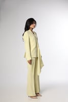 طقم بدلة بتصميم جاكيت مزدوج بذيل منسدل بلون الزبدة...