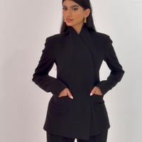 طقم بدلة بتصميم جاكيت مغلق من الجانب بقصة منحنية و...