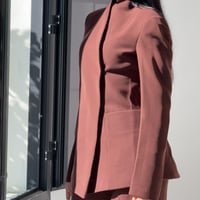 طقم بدلة بتصميم جاكيت مغلق من الجانب بقصة منحنية و...