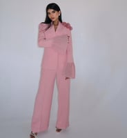 طقم بدلة بلون الورد الطائفي بقصة جاكيت مزدوج الصدر...