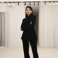 طقم بدلة بتصميم جاكيت مغلق من الجانب بقصة منحنية و...