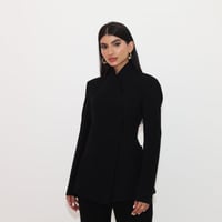 طقم بدلة بتصميم جاكيت مغلق من الجانب بقصة منحنية و...