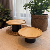 ستاند كيك أسود بسطح خشب