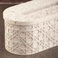 علبة مناديل أبيض منقط