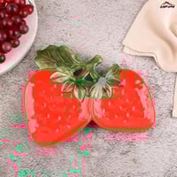 صحن ثنائي شكل الفراولة