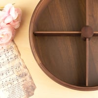 صحن خشب مقسم دائري بغطاء فاخر