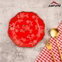 صحن أحمر مورد بالحبة