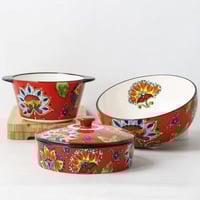 صحن دائري غزير بغطاء أحمر برسم زهور