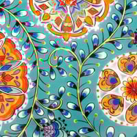 صحن دائري أزرق منقوش