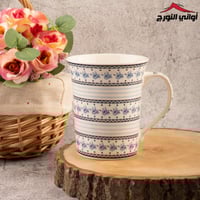 كوب أبيض مخطط