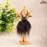 مجسم فتاة الريش