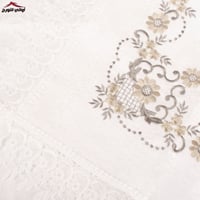 مفرش طاولة ابيض مطرز نقش فضي