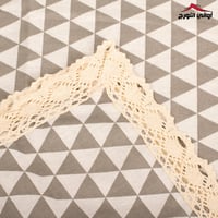 مفرش طاولة قماش رسم مثلثات سكري/ رمادي بحواف دانتي...
