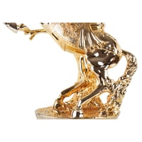 مجسم حصان ذهبي اللون