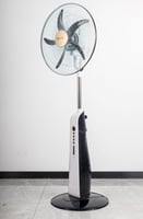 مروحة تعمل بالطاقة الشمسية 16 بوصة و5 درجات للسرعة