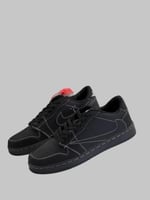 نايك ترافيس