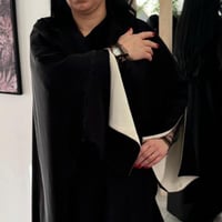 عبايه بشت اسود مبطن اليد بيج