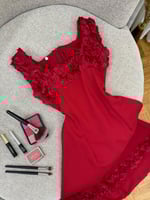 فستان أحمر أنيق مزين بالورود