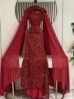 فستان سهرة وردي لامع بقصّة حورية مع شق جانبي