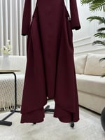 فستان ناعم عنابي أنيق بقصة واسعة وأكمام طويلة