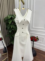 فستان أبيض أنيق بياقة عريضة وتفاصيل أزرار للسهرات...