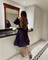 فستان سهره قصير بأكمام طويلة واسعة باللون البنفسجي...