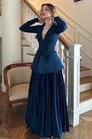 طقم نسائي كلاسيكي أزرق أنيق للمناسبات الرسمية