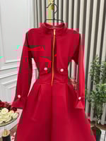 فستان أحمر أنيق بأكمام طويلة