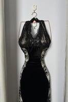 فستان سهرة مخمل ودانتيل مبطن