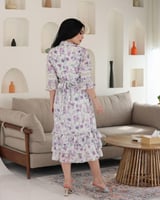 فستان شيفون بنقشة الورود البنفسجية بتصميم أنثوي را...