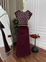 جمبسوت خمري بتصميم فخم وتطريز راقٍ