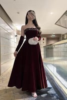 فستان مخمل أسود فاخر بتطريز يدوي