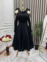 فستان أسود أنيق بفتحة قلب وتصميم واسع