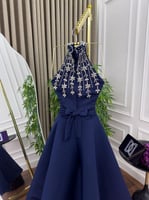 فستان سهرة كحلي أنيق مزين بالكريستال 2025