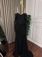 فستان سهرة باربي وشيفون أسود بشق طويل وأكمام دانتي...