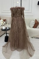 فستان سهرة بني فخم تصميم ملكي بأكمام طويلة