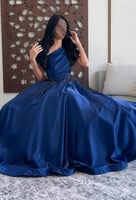 فستان أزرق ملكي بتصميم كتف واحد وتطريز فاخر