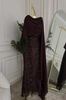 فستان سهرة فخم مطرّز بالترتر مع كاب جانبي