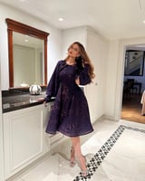 فستان سهره قصير بأكمام طويلة واسعة باللون البنفسجي...