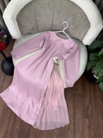 فستان سهرة وردي أنيق بقصة جانبية فاخرة