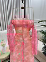 فستان شييفون ناعم بأكمام طويلة باللون الوردي