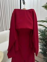 فستان أحمر طويل بأكمام طويلة مع قصة خصر محددة وفتح...